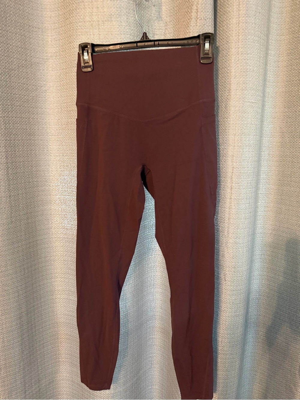 Hilara High-Waist Performance Leggings in Burgundy - Picture 2 of 3